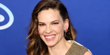 Hilary Swank, ganadora de dos Oscar, está embarazada con 52 años de su tercer hijo junto a su marido, Philip Schneider,…
