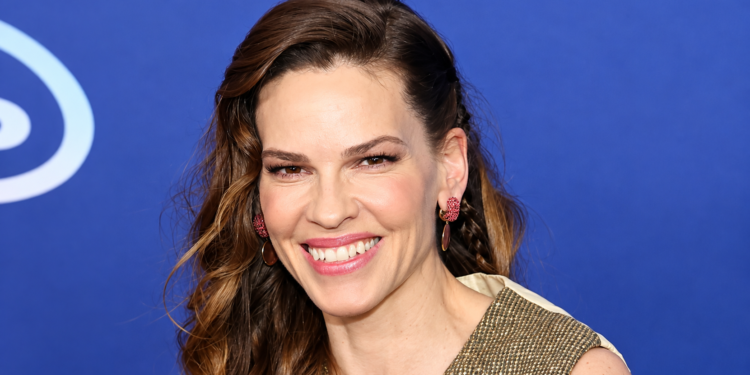 Hilary Swank, ganadora de dos Oscar, está embarazada con 52 años de su tercer hijo junto a su marido, Philip Schneider,…