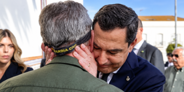 La exministra Fátima Báñez recibe el último adiós en su pueblo, San Juan del Puerto. El expresidente Mariano Rajoy viaj…