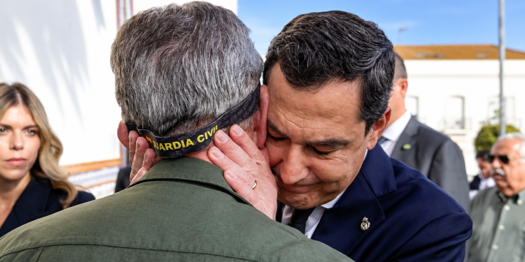 La exministra Fátima Báñez recibe el último adiós en su pueblo, San Juan del Puerto. El expresidente Mariano Rajoy viaj…