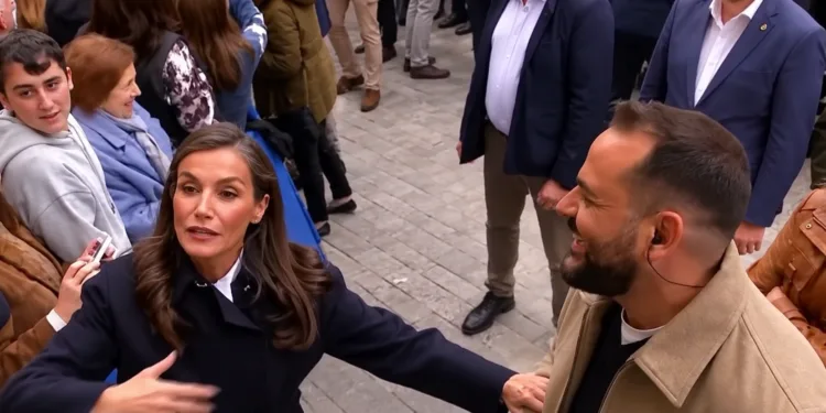 La reina Letizia pilla a un reportero asturiano con el nombre de su cámara cambiado y le suelta: «¡Se llama Nuria! ¿Por…
