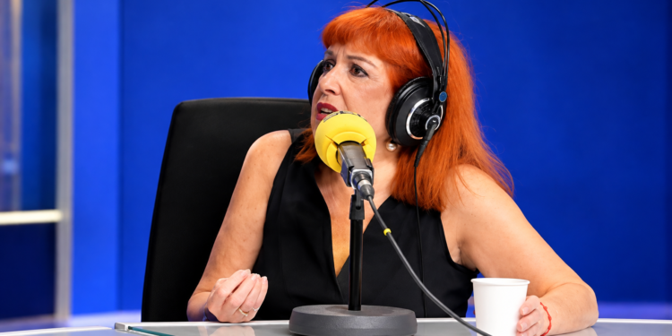 Loles León cuenta cómo salió de TVE en 2014. Se plantó ante el director de 'Amigas y conocidas' para llevar un lazo nar…
