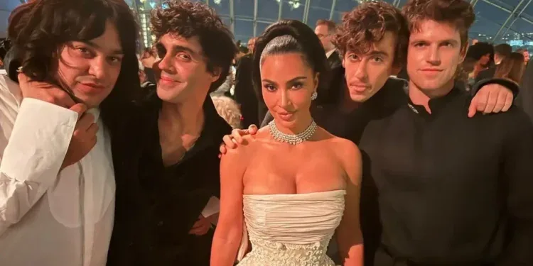 Los Javis, en la gran gala de Hollywood camino de los Oscar: la foto de Javier Ambrossi con Taylor Swift que las redes …