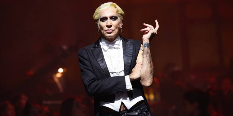 Mario Vaquerizo debuta hoy en el teatro con 'Cabaret' en Madrid y asegura que «está todo tan politizado que cuando dice…