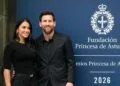 Leo Messi y Antonela Roccuzzo llegan a Oviedo y son recibidos con gaitas, un día antes de que el argentino recoja el Pr…