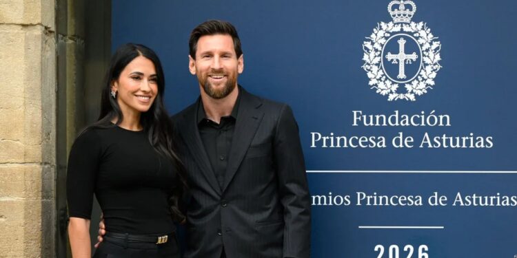 Leo Messi y Antonela Roccuzzo llegan a Oviedo y son recibidos con gaitas, un día antes de que el argentino recoja el Pr…