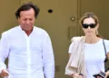 Julio Iglesias y su mujer, Miranda Rijnsburger, demandados por un agente inmobiliario que les reclama unos seis millone…