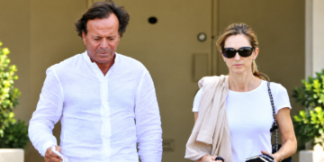 Julio Iglesias y su mujer, Miranda Rijnsburger, demandados por un agente inmobiliario que les reclama unos seis millone…