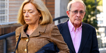 Mónica Medina, la expareja de Emilio Gutiérrez Caba, destroza una cámara a patadas al dejar la casa del actor y grita a…