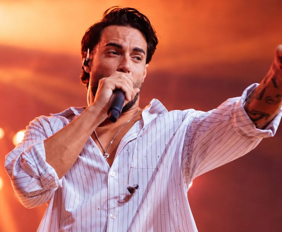 Montoya sigue sumando éxitos en sus conciertos y disfruta como cantante en Brenes…