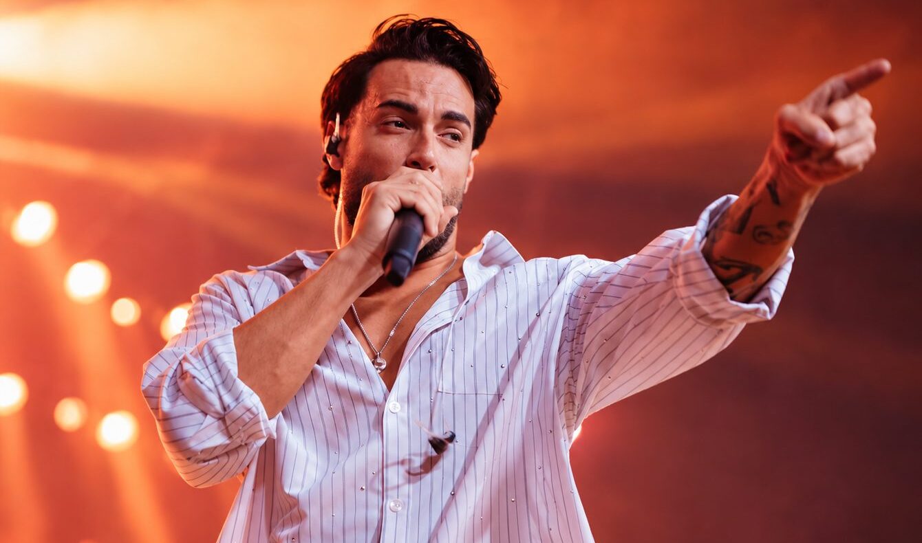 Montoya sigue sumando éxito en sus conciertos y disfruta como cantante en Brenes (Sevilla): «Qué bonito es volver a dis…