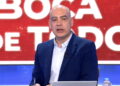 Nacho Abad se atasca en 'En boca de todos' tras incluir su propio programa entre los medios de derecha en pleno reproch…