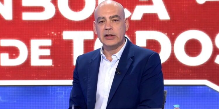 Nacho Abad se atasca en 'En boca de todos' tras incluir su propio programa entre los medios de derecha en pleno reproch…