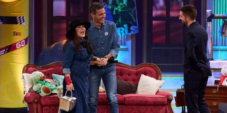 Candela Peña irrumpe en la entrevista de Broncano a Pedro Sánchez, le coge de la mano y le suelta: «pero marica ¿por qu…
