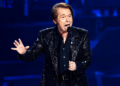Raphael vive un momento de tensión en su concierto de Lima: un seguidor sube al escenario en pleno saludo final y lo ag…