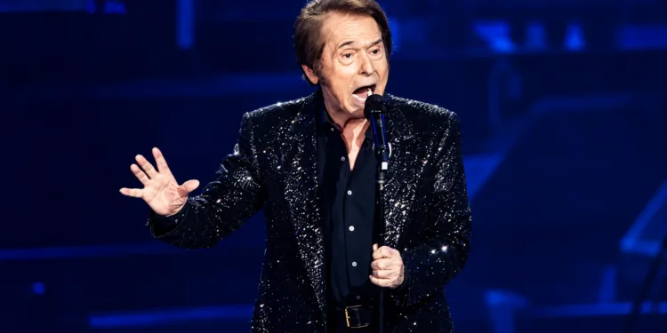 Raphael vive un momento de tensión en su concierto de Lima: un seguidor sube al escenario en pleno saludo final y lo ag…