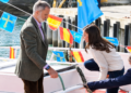 La reina Letizia se lleva un susto en Llanes al resbalar en un pesquero del puerto. Sus hijas, Leonor y Sofía, se acerc…