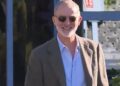 El rey Felipe sale por su propio pie de la clínica de Oviedo en la que le operaron de cataratas y bromea con que ahora …