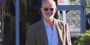 El rey Felipe sale por su propio pie de la clínica de Oviedo en la que le operaron de cataratas y bromea con que ahora …