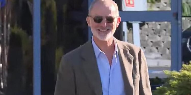 El rey Felipe sale por su propio pie de la clínica de Oviedo en la que le operaron de cataratas y bromea con que ahora …