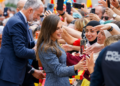 Felipe VI y Letizia, aclamados en Ceuta: media hora entre selfies, abrazos y firmas en banderas en la primera visita de…