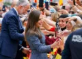 Felipe VI y Letizia, aclamados en Ceuta: media hora entre selfies, abrazos y firmas en banderas en la primera visita de…