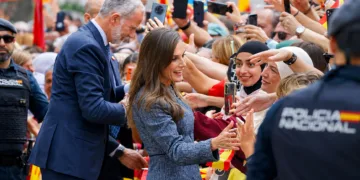 Felipe VI y Letizia, aclamados en Ceuta: media hora entre selfies, abrazos y firmas en banderas en la primera visita de…