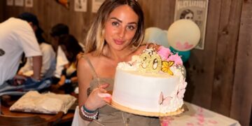 Rocío Flores muestra las fotografías de la fiesta de sus 30 años con su padre, Antonio David Flores, y Olga Moreno: «Es…