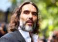 La Fiscalía británica atribuye a Russell Brand un deseo sexual «indiscriminado y voraz» ante el jurado que le juzga en …