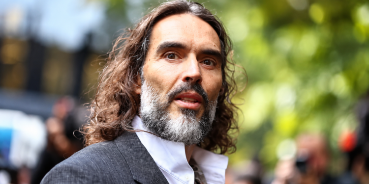 La Fiscalía británica atribuye a Russell Brand un deseo sexual «indiscriminado y voraz» ante el jurado que le juzga en …