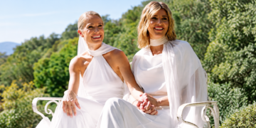 Sandra Barneda se casa con Pascalle Paerel en Candeleda: llega al altar del brazo de sus padres, Miguel y Blanca, y Pas…